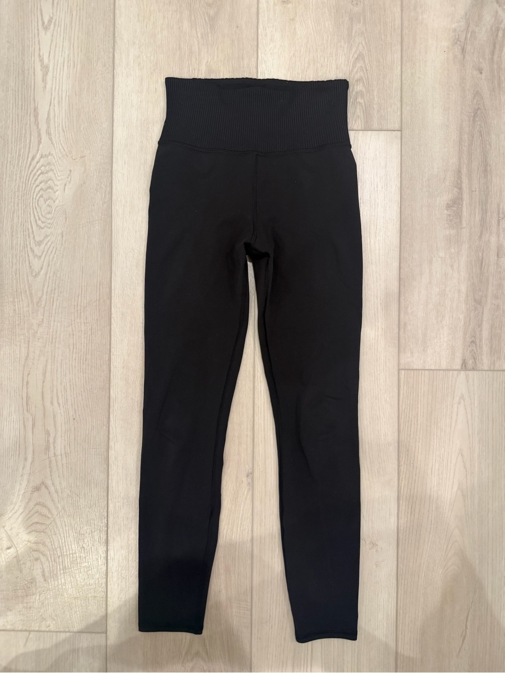 Vuori studio pocket legging in black